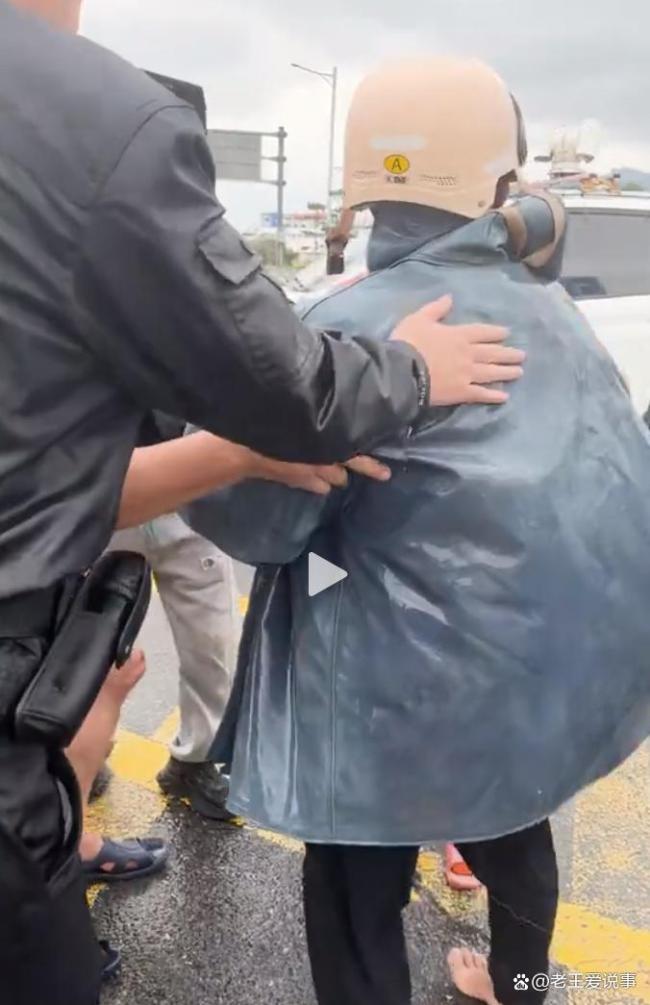 大哥跳海救人险被离岸流卷走 四次下水头破血流