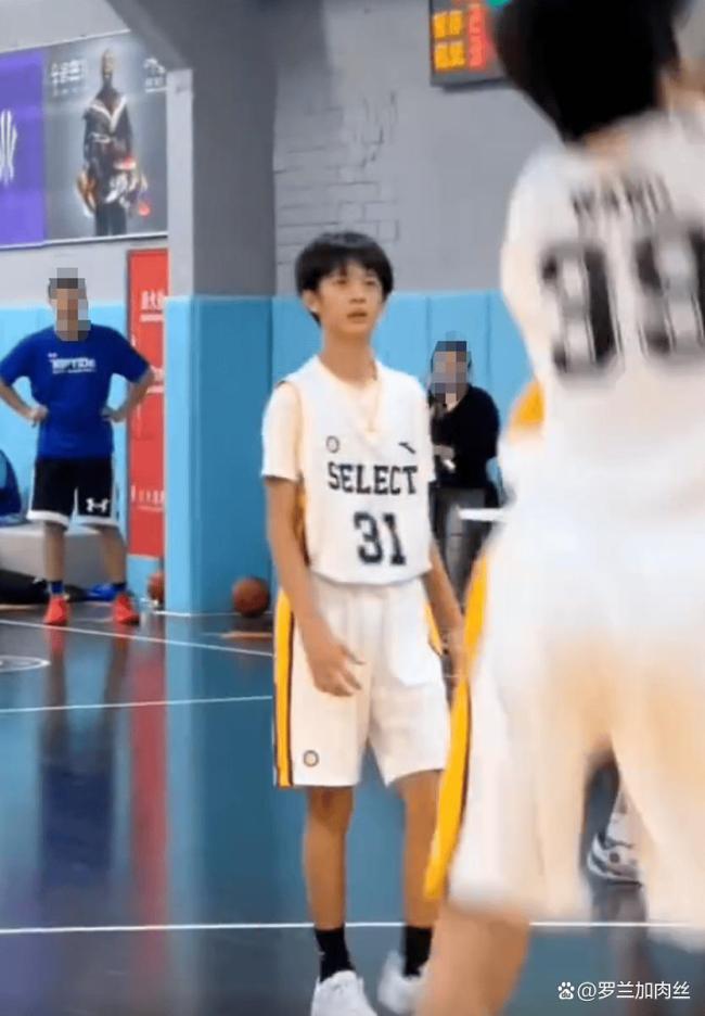 网友偶遇邓超孙俪看儿子打比赛 明星爸妈场边激情助威
