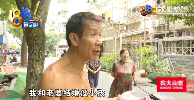 大爷把房子让给40多条狗住 养狗为善事！