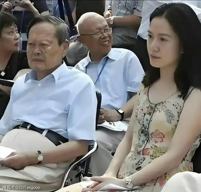 市民持多份杨振宁逝世当日报纸来悼念 一代巨匠谢幕引发全球哀思