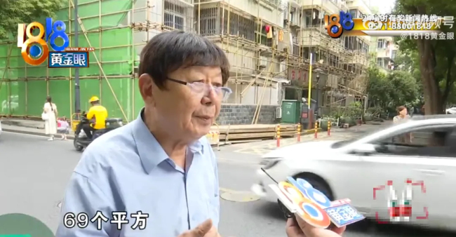 大爷把房子让给40多条狗住 养狗为善事！