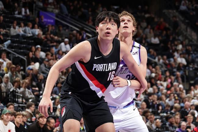 杨瀚森迎NBA常规赛首秀 中国第八人亮相