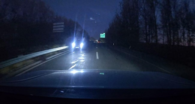 齊齊哈爾高速一SUV開遠(yuǎn)光逆行 交警已鎖定車輛將處罰