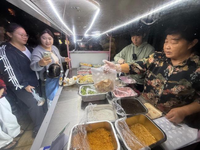 小伙辞去月薪八千工作，摆摊卖麻糍日入破千 粉色摊车引关注