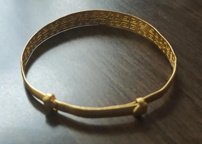 女子集市上免費(fèi)洗金鐲被洗掉5克 警惕“免費(fèi)”陷阱