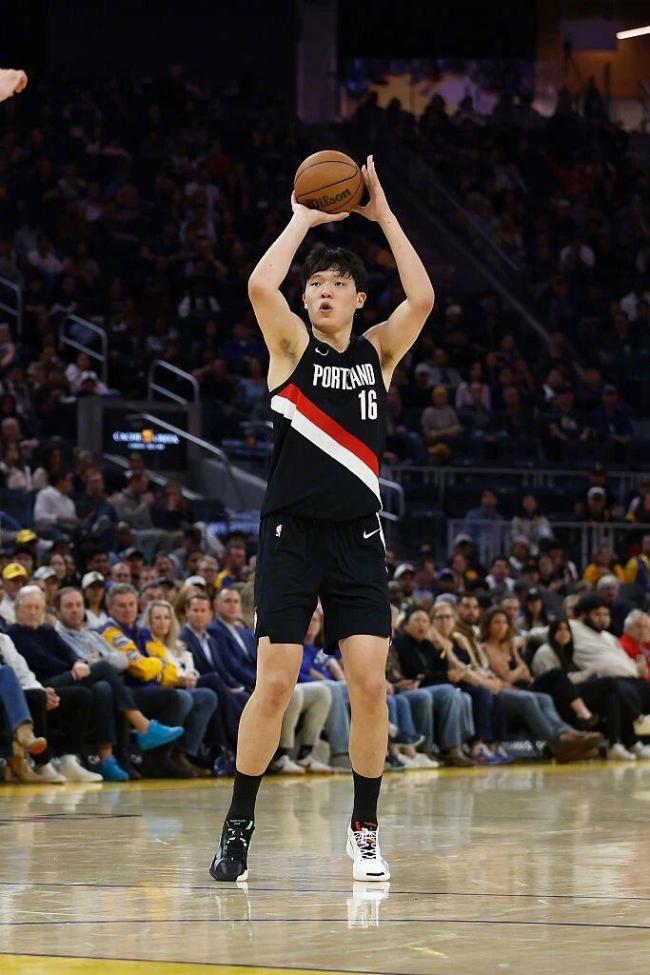 爱德华兹28中14砍41分7板 杨瀚森首秀2分