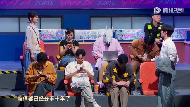 大张伟演唱会这场“重逢戏”也太会玩了！分手十年的情侣在大张伟演唱会偶遇