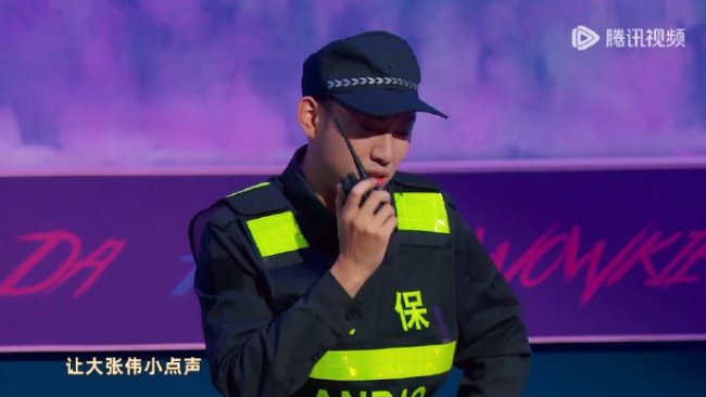 大张伟演唱会这场“重逢戏”也太会玩了！分手十年的情侣在大张伟演唱会偶遇