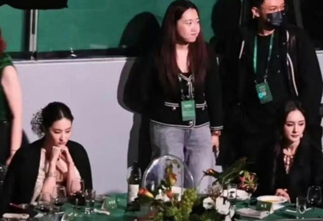 娜扎一把拉过杨幂 展现真挚友谊