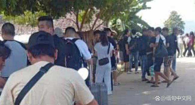 实拍：缅甸多个诈骗园大量人员出逃 妙瓦底上演万人大逃亡