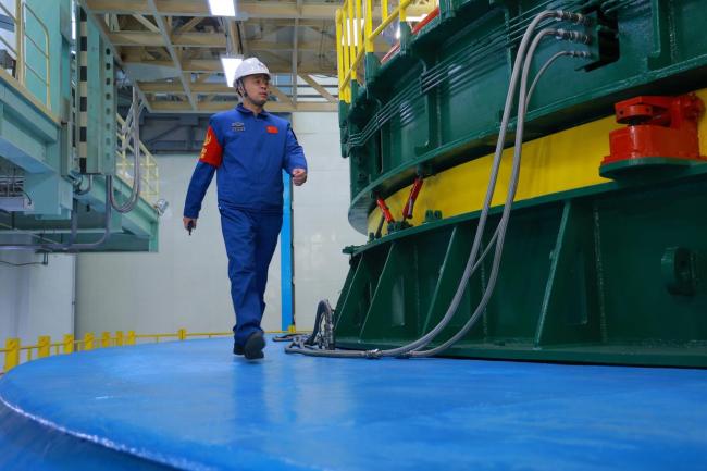 航天工匠与800吨“伙伴”的神舟之约 21年的默契守护