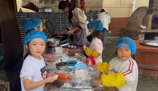 河南一幼儿园操场秒变“练兵场”,孩子每天体能训练1小时
