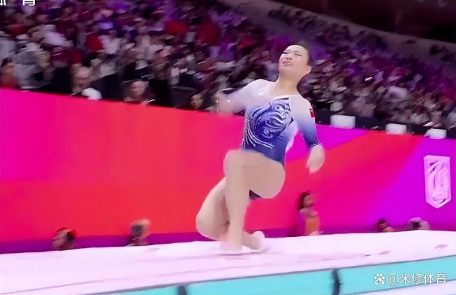 中国老将失误摔倒!第一跳0分情绪崩溃,教练及时帮她退赛 梦想首秀遗憾收场