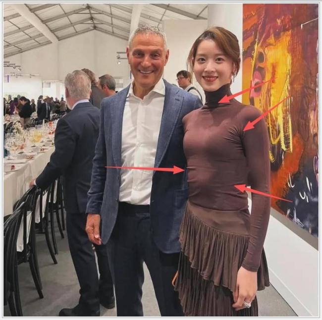 章泽天晒看展照片 意外同框杜海涛引发热议