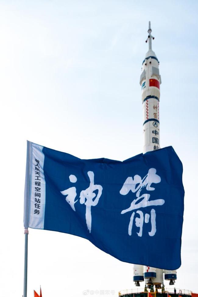 神舟二十一号已就位!船箭组合体转运大片来了