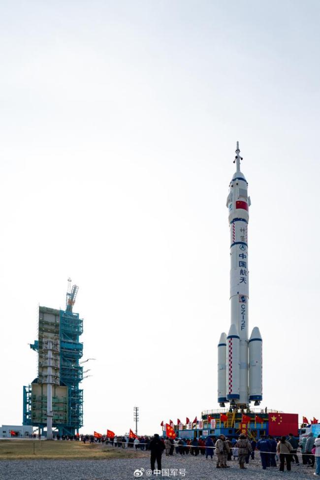 神舟二十一号已就位！船箭组合体转运大片来了