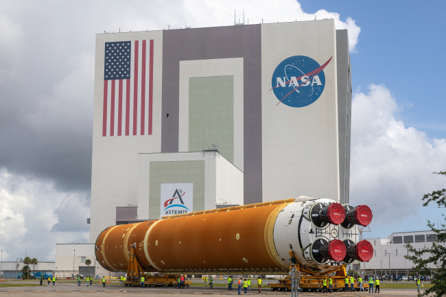 美载人绕月任务飞船完成与火箭对接