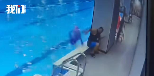 游泳教练抱摔女童致其耳软骨断裂 家长反映俱乐部推责