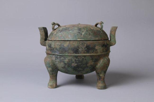 男子白天考古夜里盗墓 双面人生终被揭穿