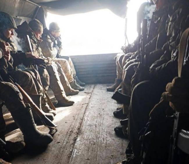 俄军大规模炮轰赫尔松沿岸 夜战火光映战场