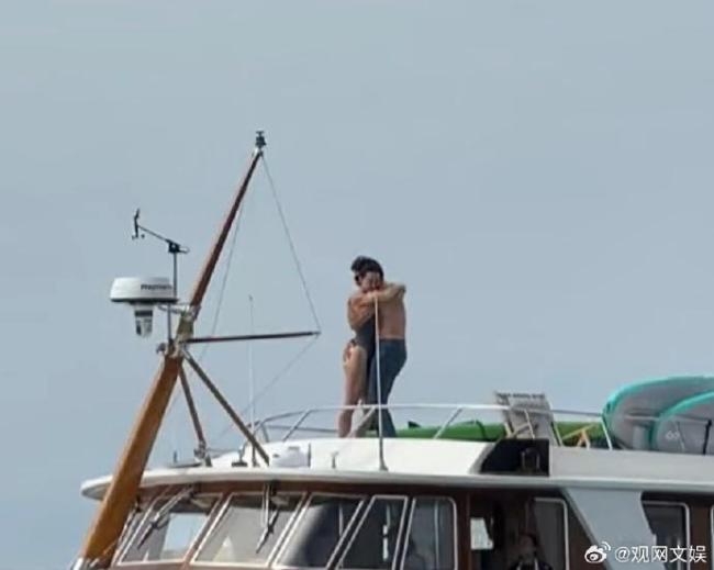 天后歌手“水果姐”公开恋情 与前总理甜蜜同框