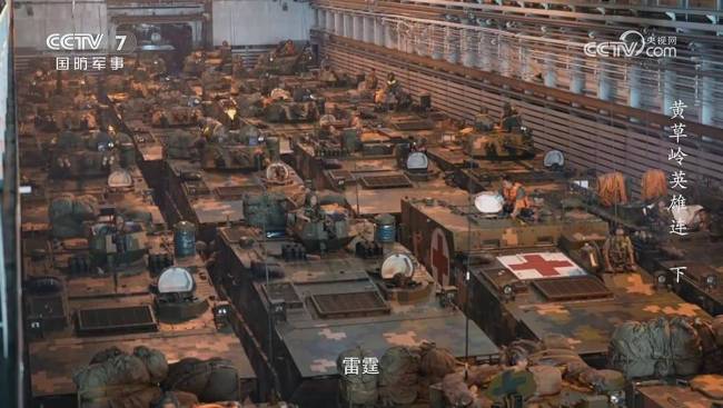 解放军演练抢滩登陆 机器狗打头阵 现代化立体作战体系展示