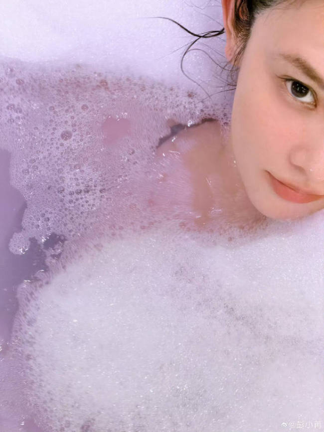 彭小苒破万福利九宫格出浴照 视觉与诚意的双重献礼