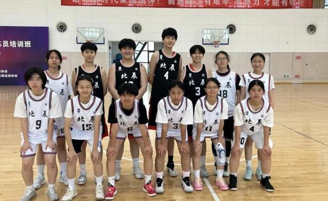 15岁女篮新星柏荷雨欣轰28 34成篮板王 内线统治力惊人