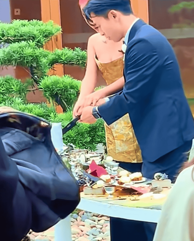 刘欢34岁女儿大婚 婚礼现场曝光 新娘粉发三换装
