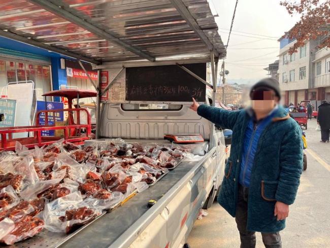 男子卖低价＂卤牛肉＂被抓 假货真相曝光