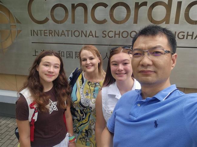 娶美国女博士初中文凭小伙回应“吃软饭” 各自发挥所长共筑幸福家庭