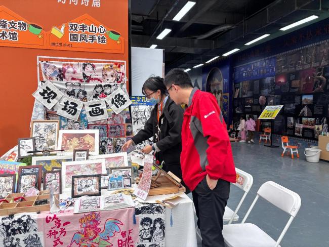 00后好意思术生毕业摆摊日入过千:用水墨手绘二次元国风画像