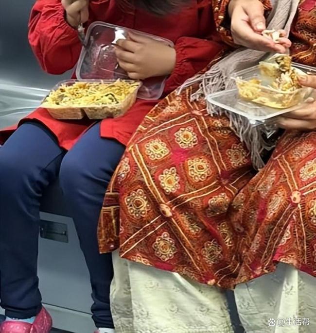 深圳地铁回应印度人地铁上吃手抓饭 一视同仁加强管理