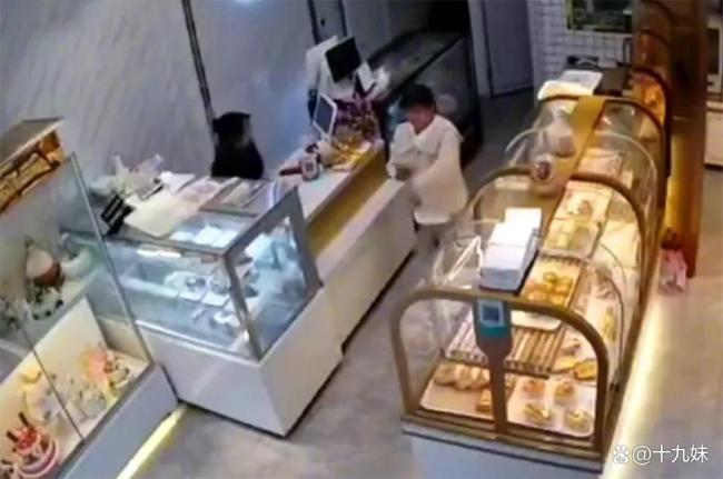店员提醒别摸蛋糕遭妈妈发避雷 顾客造谣引发关注