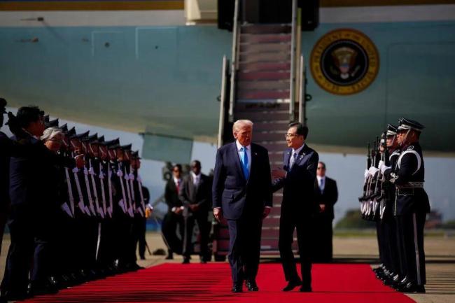 韩国仪仗队演奏YMCA迎接特朗普 礼物曝光