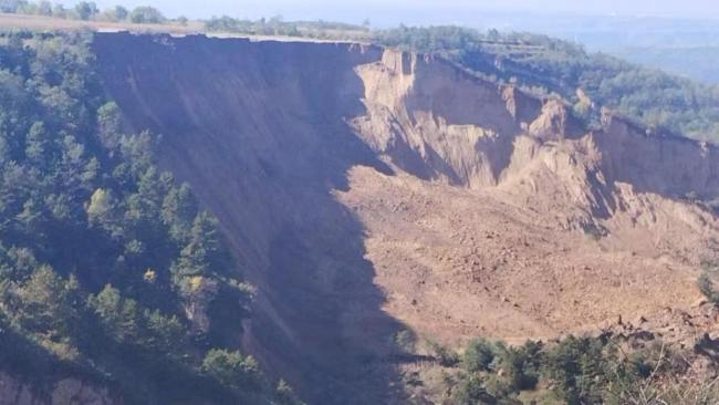 农妇失联前附近地表已有裂缝 山体坍塌致救援艰难