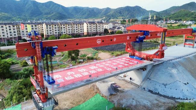 浙江舟山即將接入全國高鐵網(wǎng) 首榀箱梁成功架設(shè)