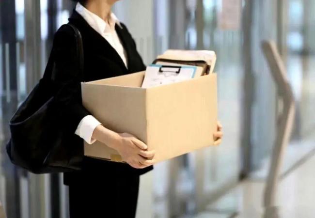 看开了的中年人挤在职场“接裁神” 裁员成为新期待