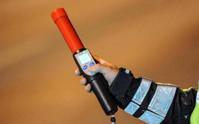 男人喝酒喝到误飞机醉驾赶路被查 酒驾荣幸终就逮