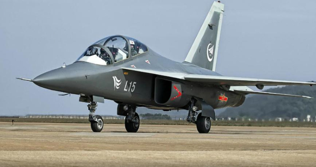 中国“超级小黄蜂”双垂尾有何玄机 从教练机到全能战机的蜕变