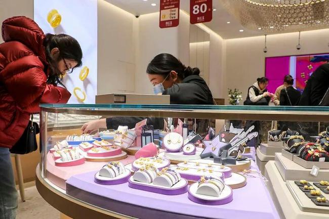 年轻人把黄金买成最贵周边 痛金风潮重塑消费语境