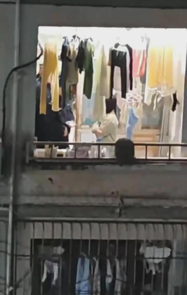 高校男生深夜砸玻璃闯进女生宿舍楼