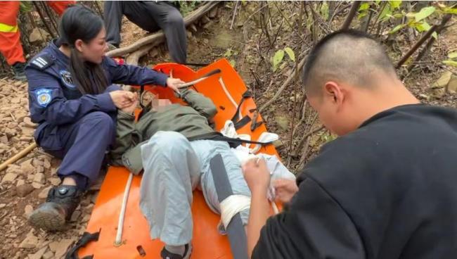 女子象鼻窝登山骨折 救援队紧急施救 封闭公园内的艰难救援