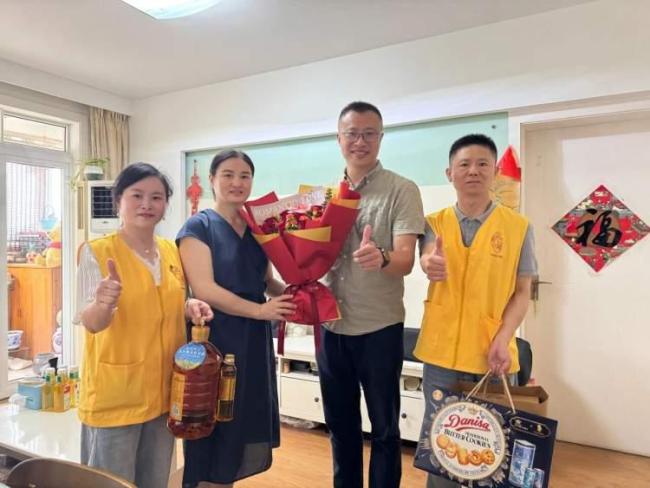 女子心臟驟停醫(yī)護黃金4分鐘救回一命 AED成生命守護者