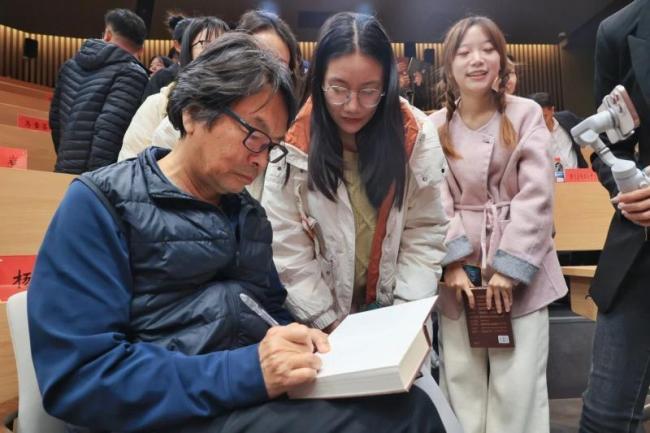 刘震云分享读书趣事 阅读启迪生活智慧