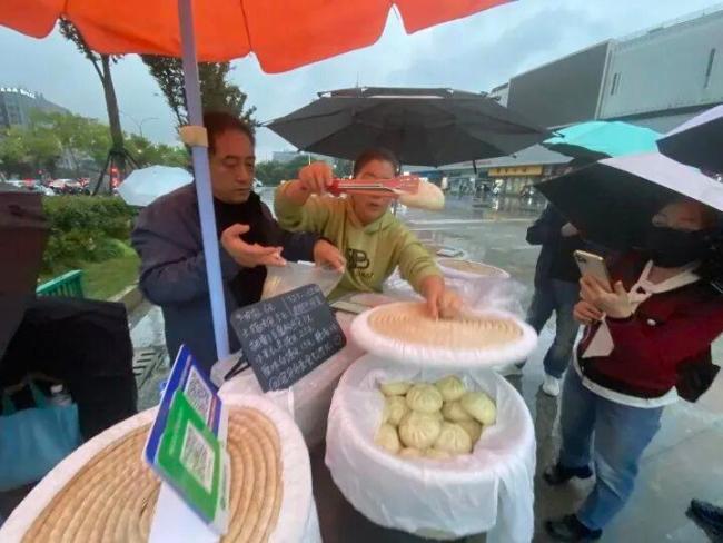 美院硕士卖包子排起长队 南北口味引热议