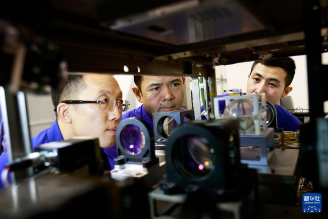 神二十一航天员神二十乘组激动相拥 逐梦星辰大海新篇章