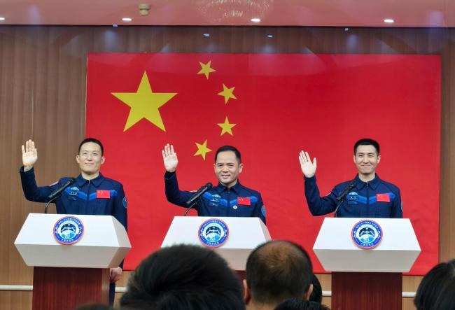 神21航天员亮相 乘组与媒体见面