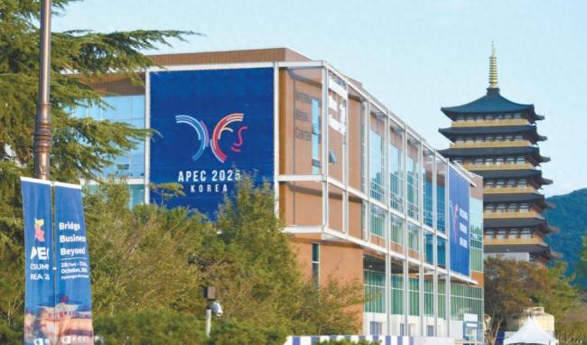 APEC领导人集体合影 外交棋局中的微妙信号