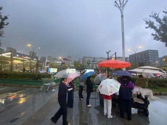 美院硕士卖包子排起长队 南北口味引热议